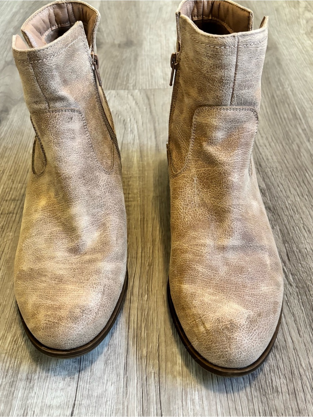 FRYE AND CO. Estreley Stacked Heel Ankle Booties in the "Sand" colorway. size 11
